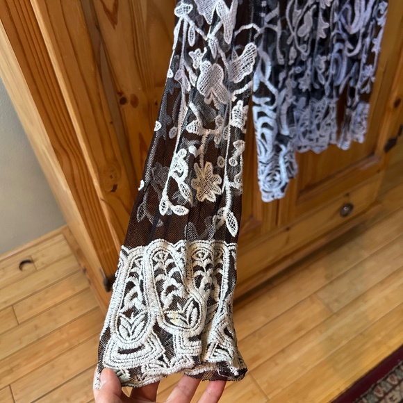 Vivid Collection Top Sheer Crochet/Embroidery Black and White Women's Size Large - Picture 4 of 6